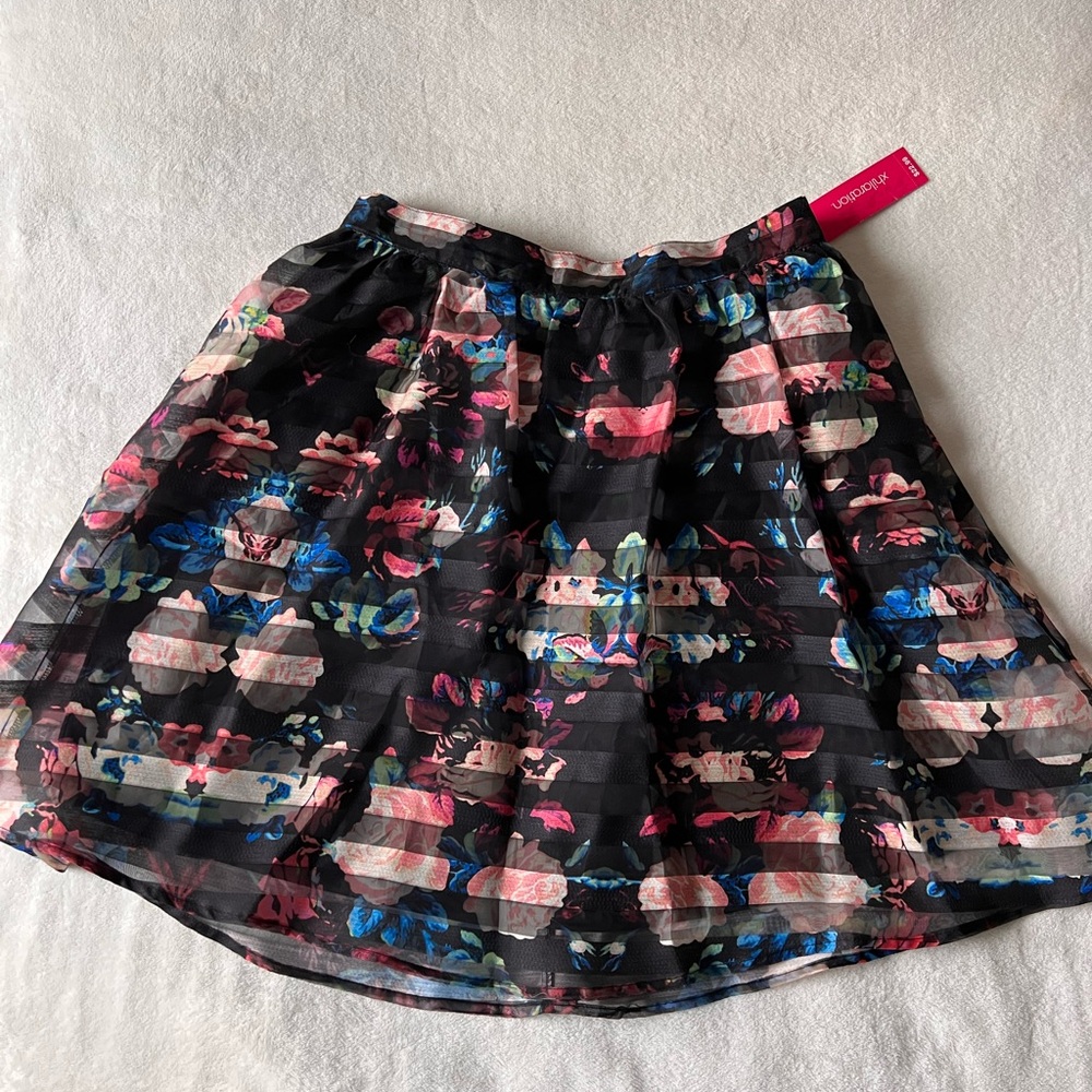 NWT! Kohls Black Hologram Floral Skirt